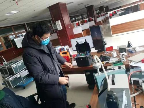 研发人员与工人们正在将"崂应2037型气溶胶采样器"产品装车发往武汉